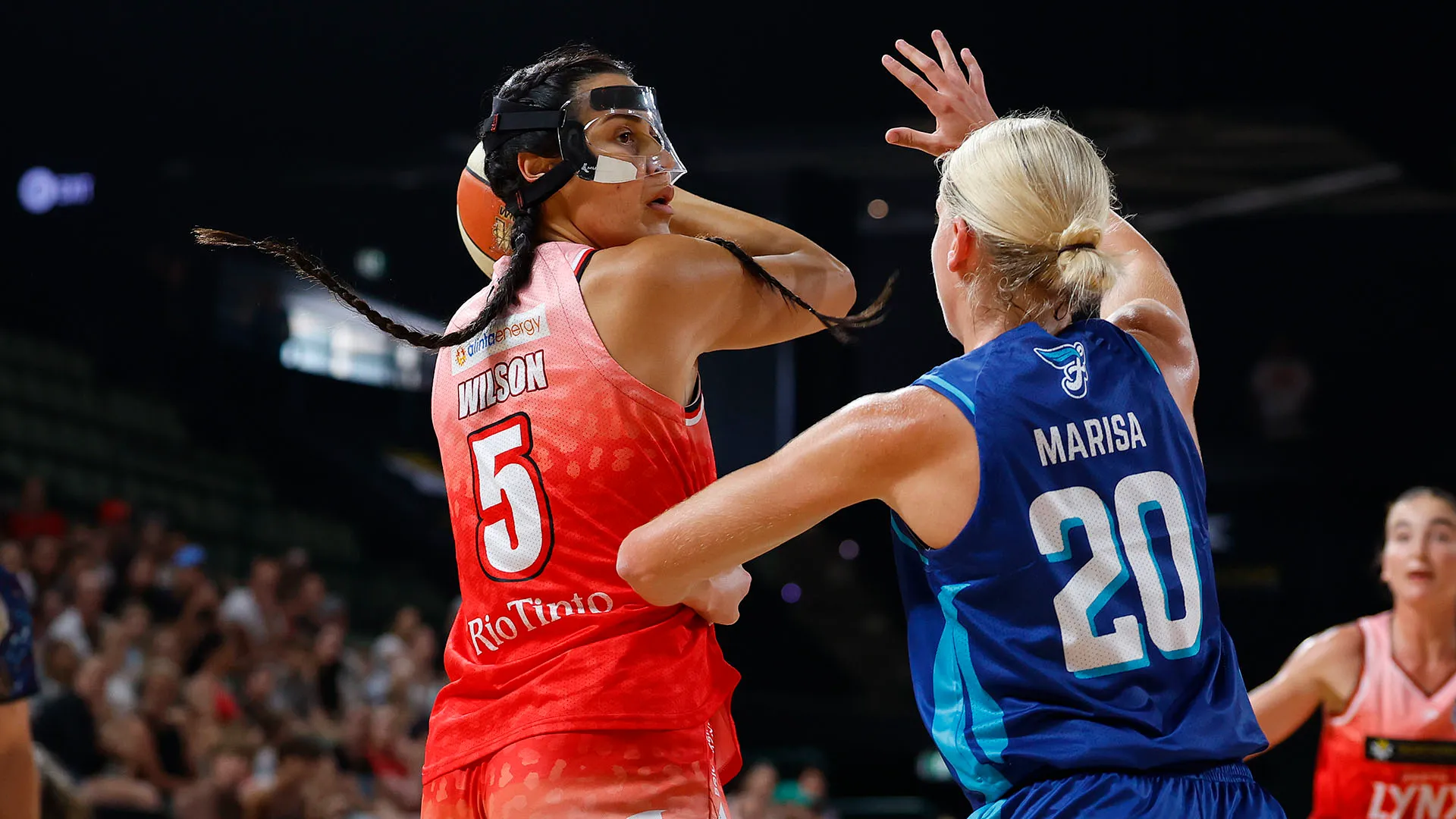 Eccola durante un contrasto con l'avversaria Marisa