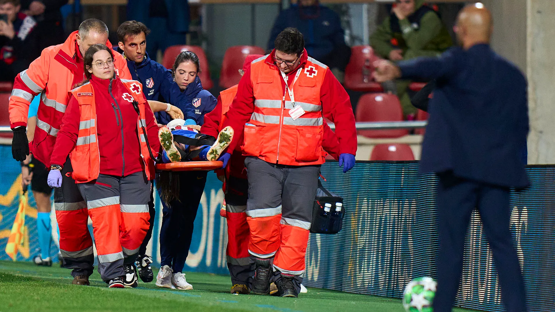Andrea Medina è stata portata fuori dal campo in barella 