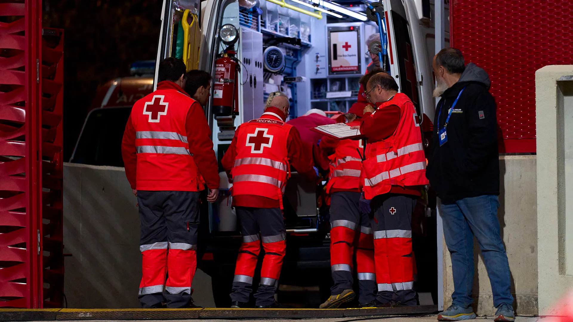 Crolla a terra dopo il colpo in testa: calciatrice d'urgenza in ospedale