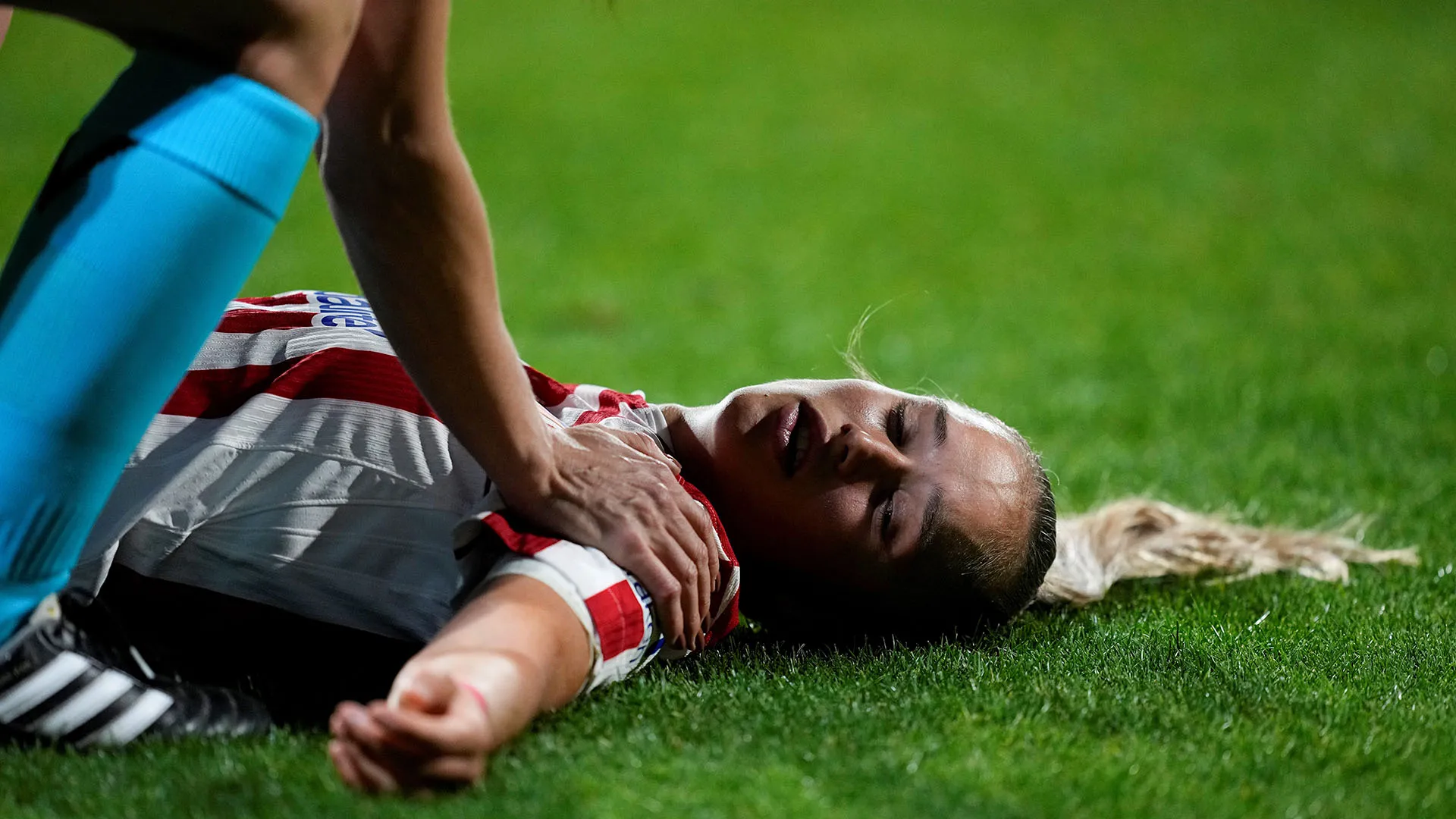 La campionessa ha ricevuto un violento colpo in testa ed è crollata a terra