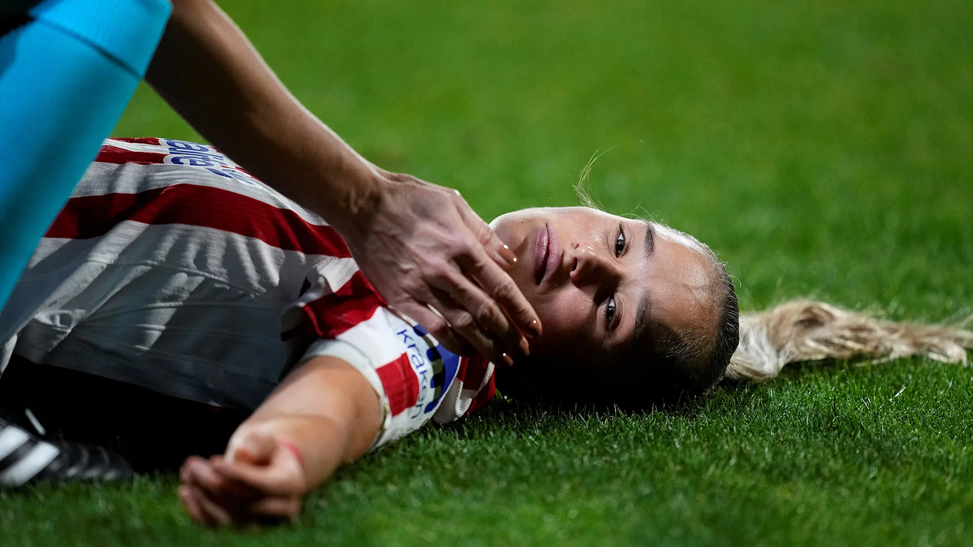 L'arbitro ha immediatamente interrotto il gioco per permettere ai dottori di entrare in campo