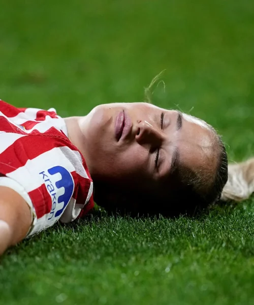 Crolla a terra dopo il colpo in testa: calciatrice d’urgenza in ospedale. Foto