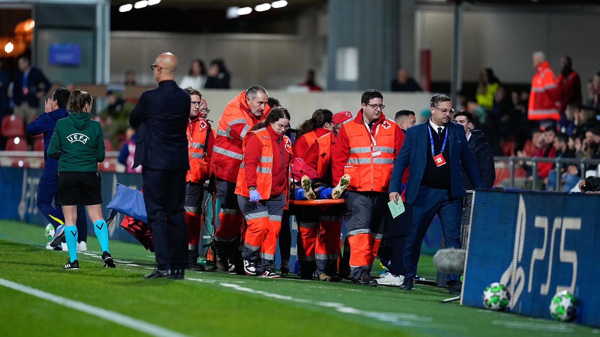 I dottori hanno deciso di caricarla sull'ambulanza per portarla in ospedale