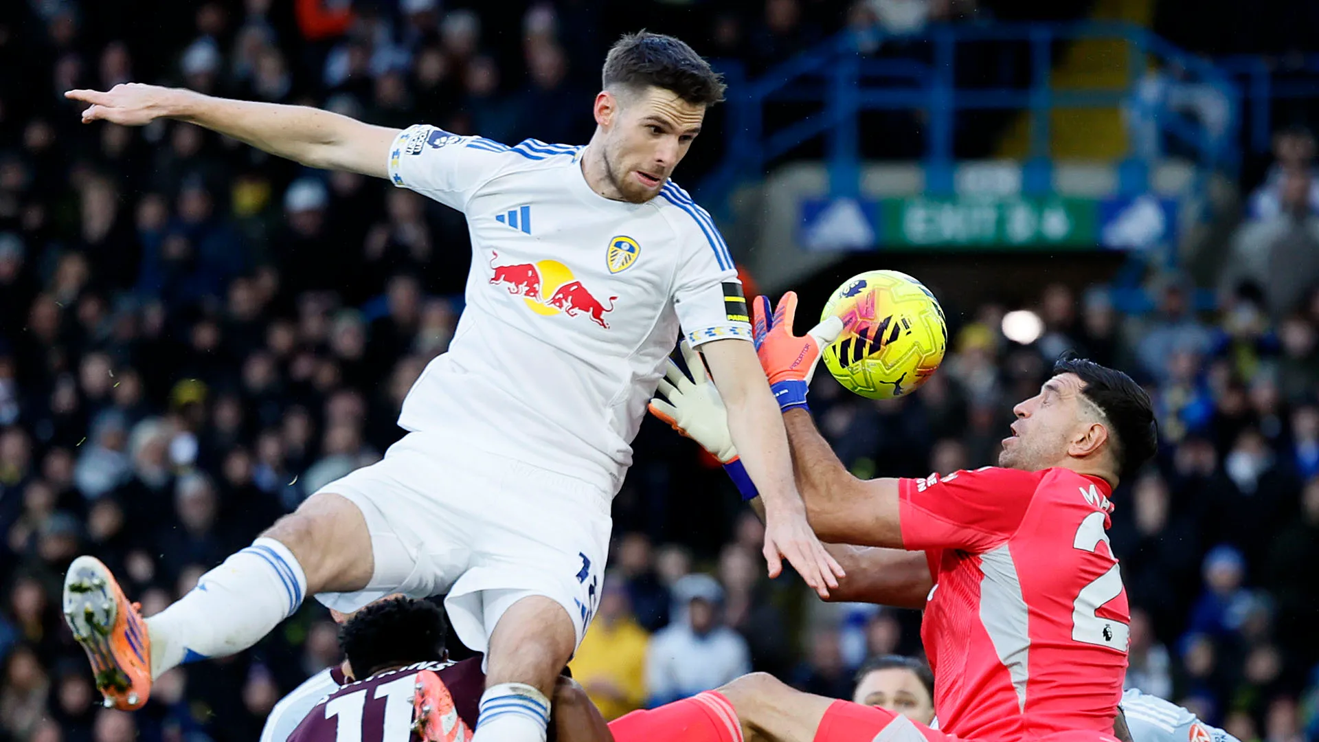 Entrambi stavano cercando di intercettare il pallone quando si sono scontrati