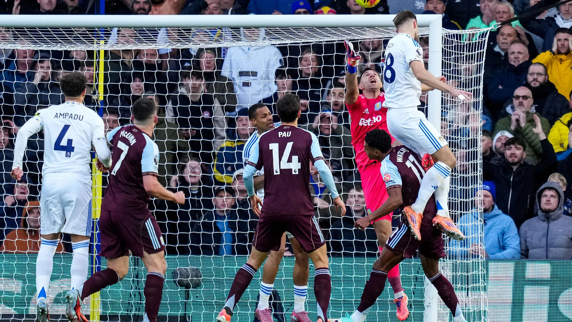 Il centrocampista tedesco ha avuto la peggio ed è caduto malissimo