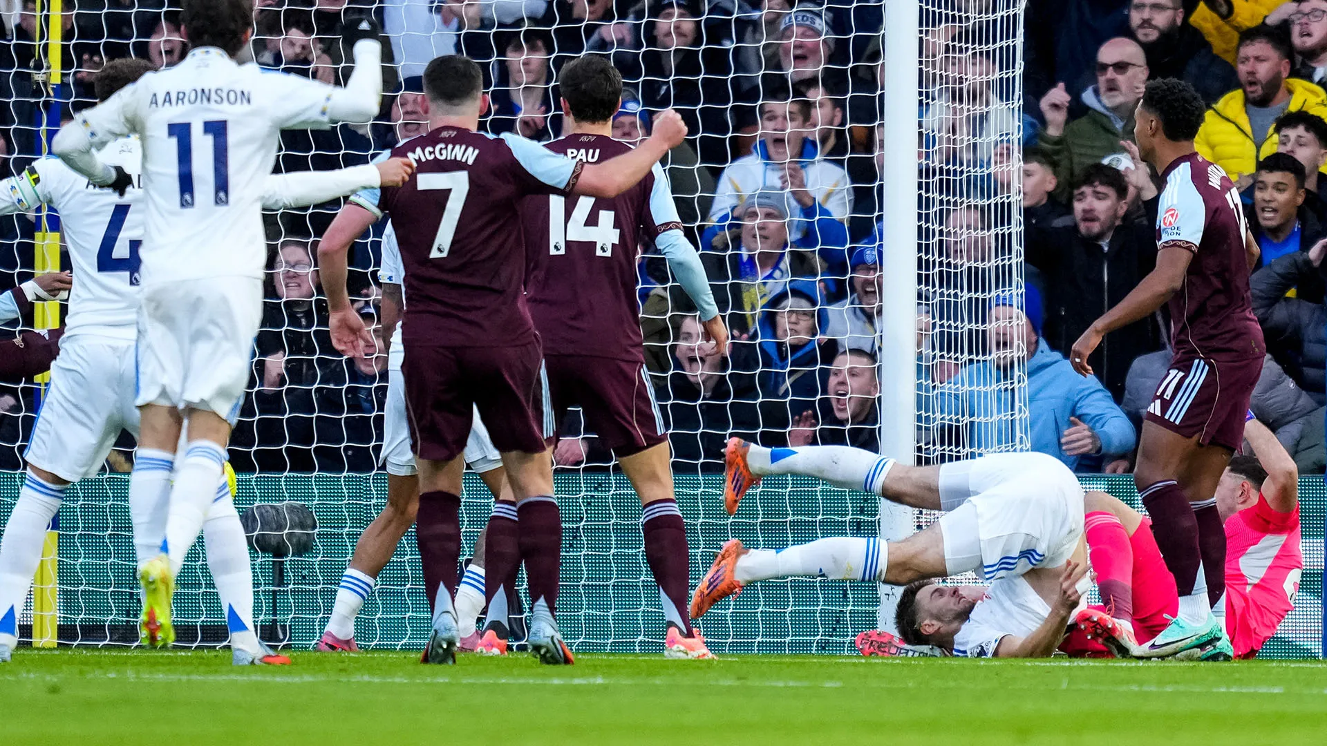 Anton Stach ha sbattuto violentemente a terra e l'arbitro ha interrotto il gioco