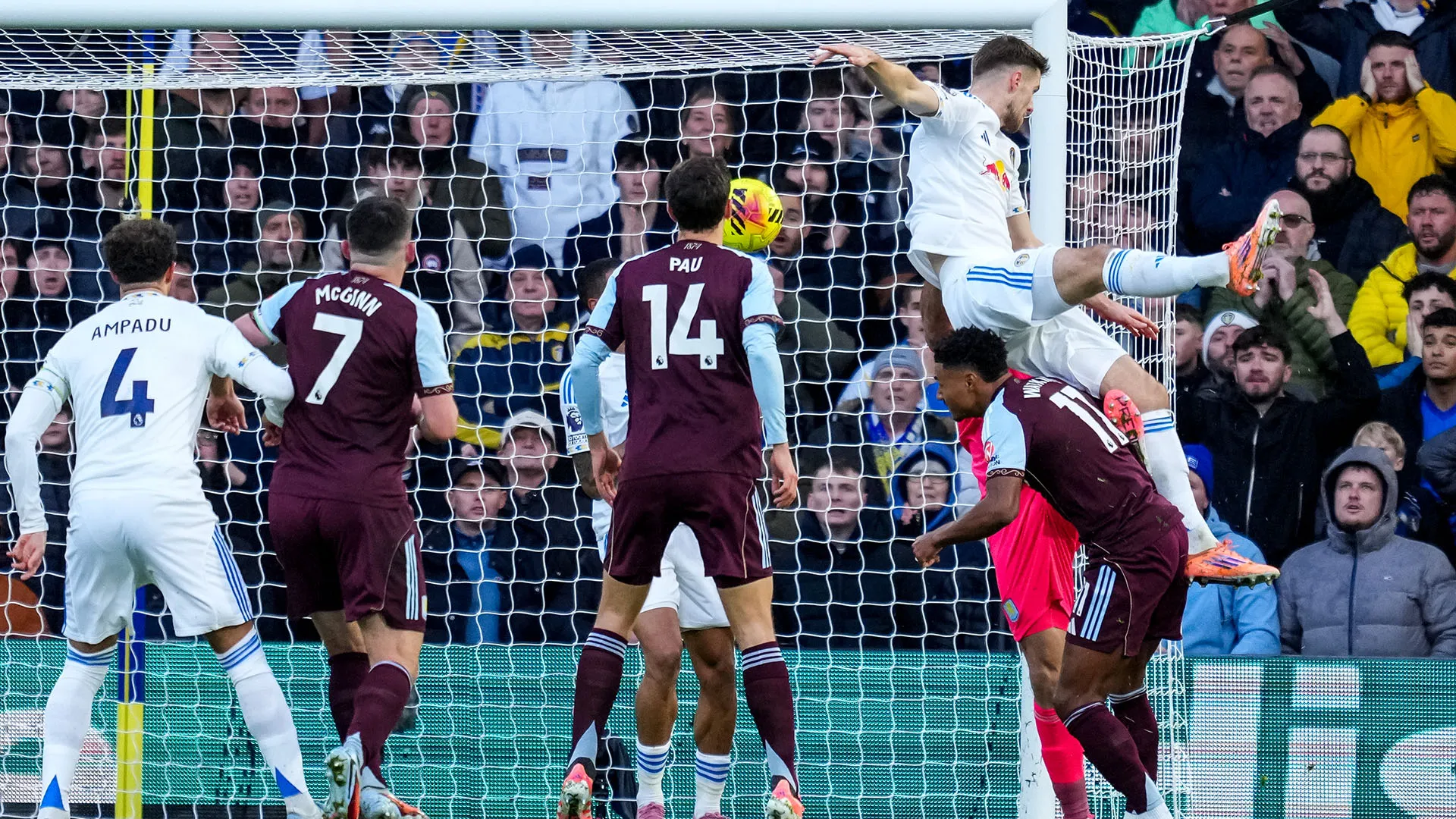 Il centrocampista tedesco del Leeds si è scontrato con il Dibu Martinez