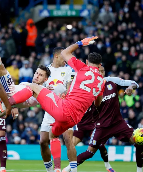 Anton Stach cade malissimo dopo il tremendo scontro, le foto dello spavento