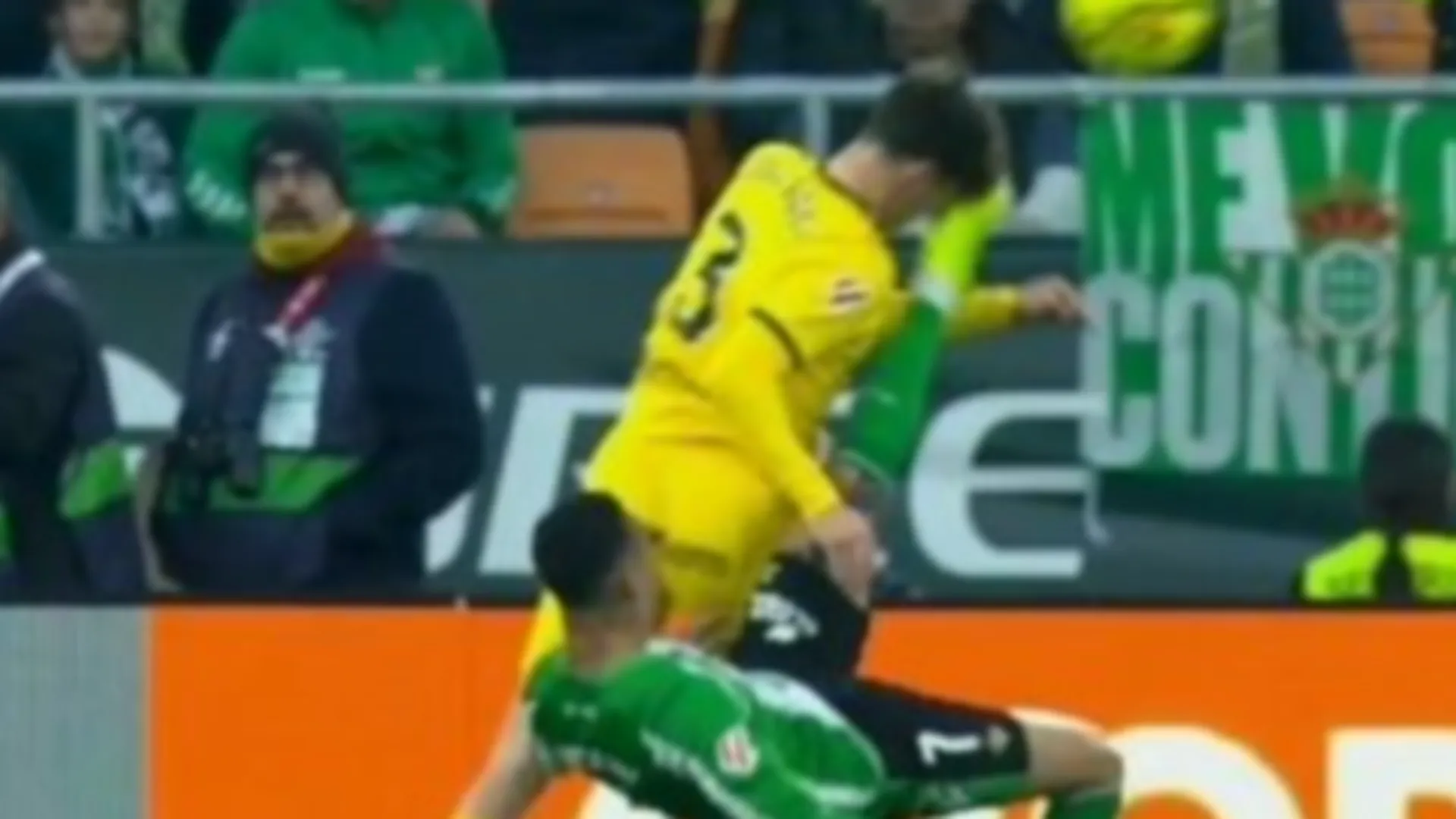 Nel tentativo di fare una rovesciata, ha colpito l'avversario in pieno volto