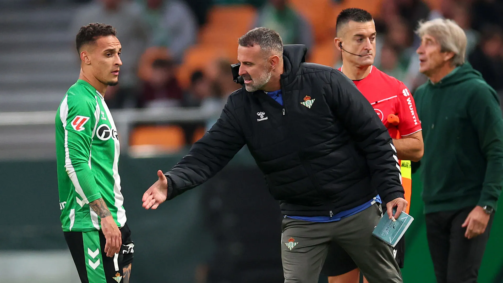 Antony era visibilmente deluso dalla decisione dell'arbitro ma ha comunque dovuto lasciare il campo