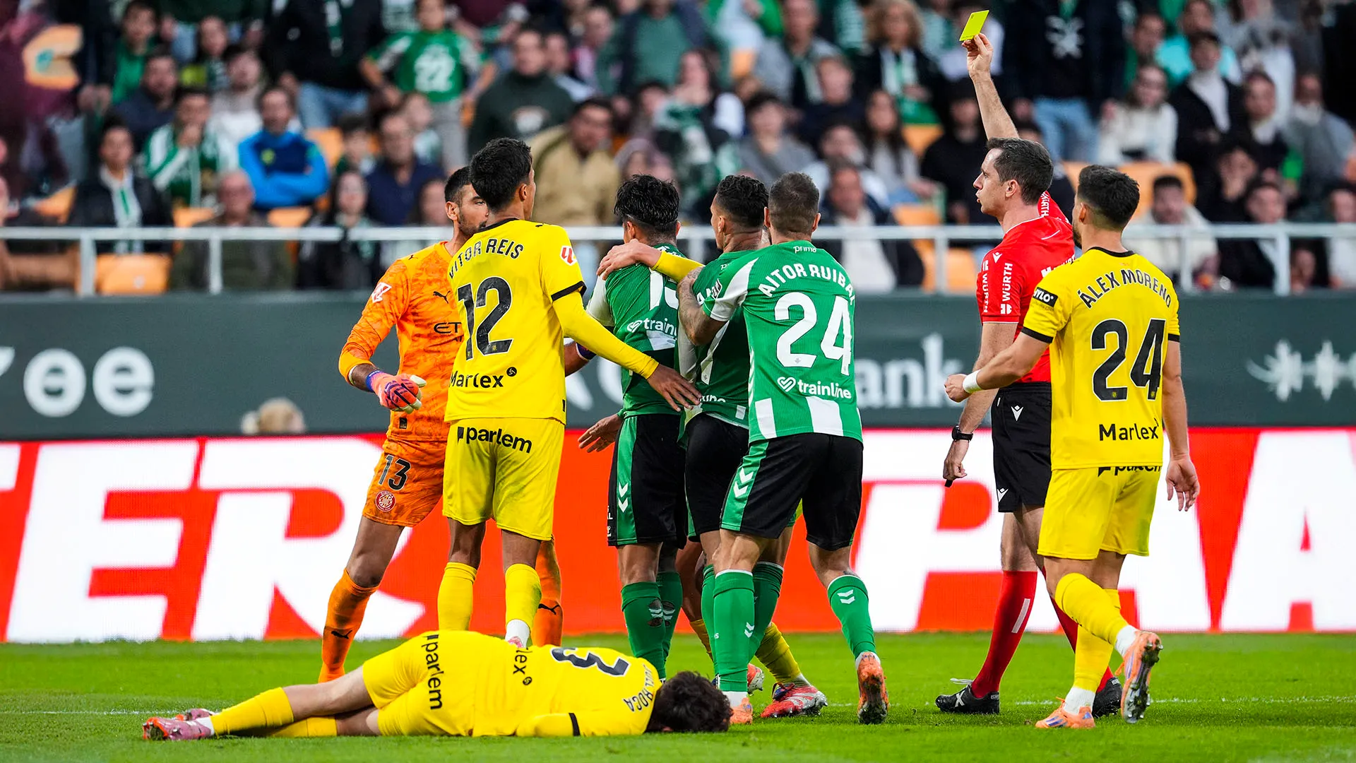 Inizialmente l'arbitro aveva ammonito Antony per il bruttissimo fallo