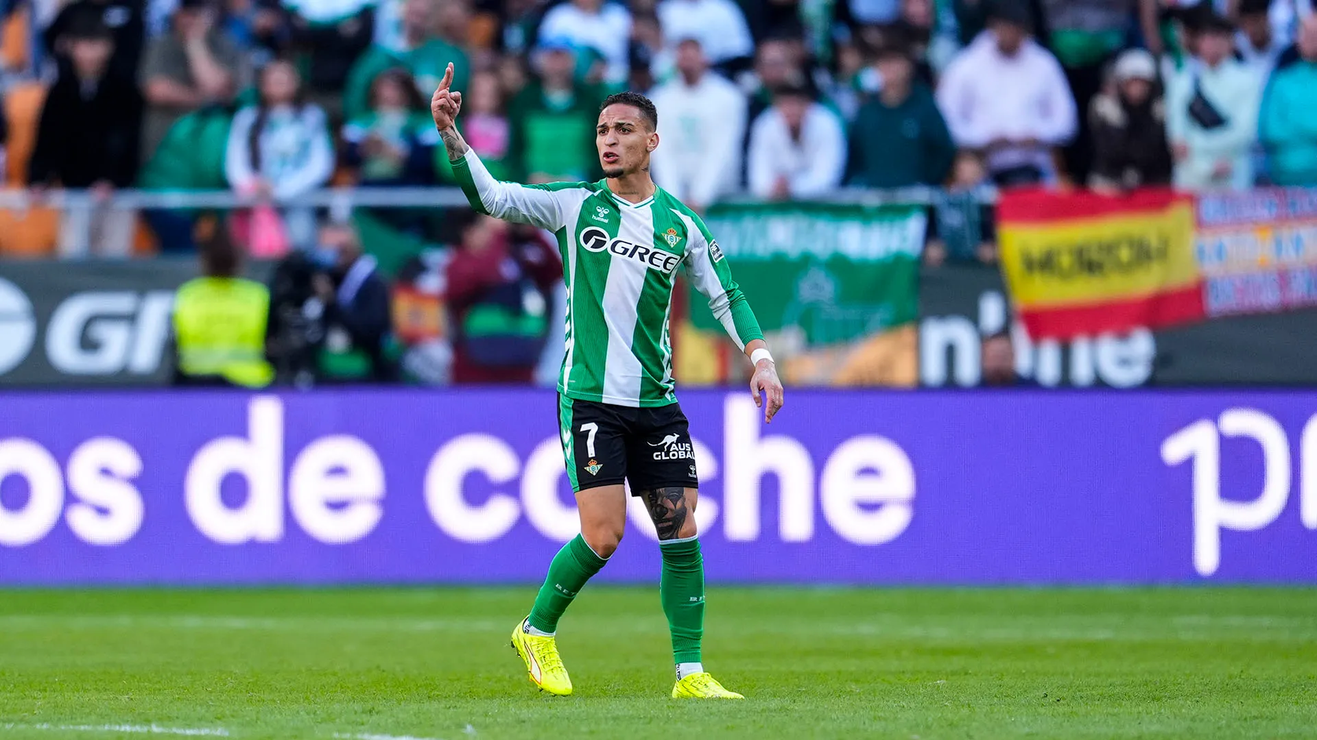 Il campione del Betis Siviglia è stato espulso per il fallo su Joel Roca