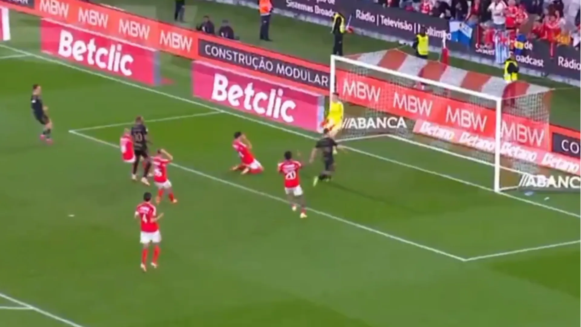 Invece di mandare la palla fuori, Araujo ha colpito il pallone spedendolo nella sua porta