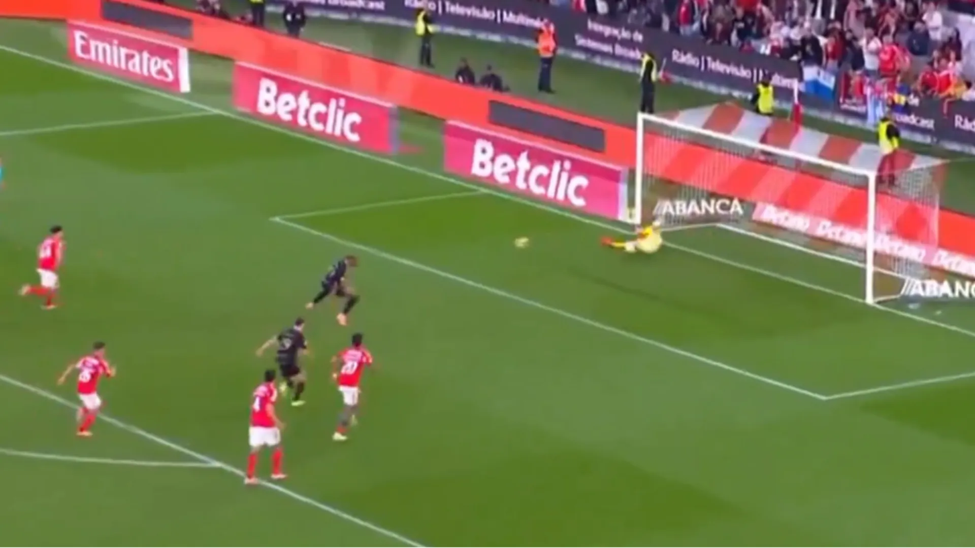 L'attaccante del Casa Pia Cassiano ha sbagliato il calcio di rigore, ma sulla respinta del portiere Araujo ha fatto un disastro