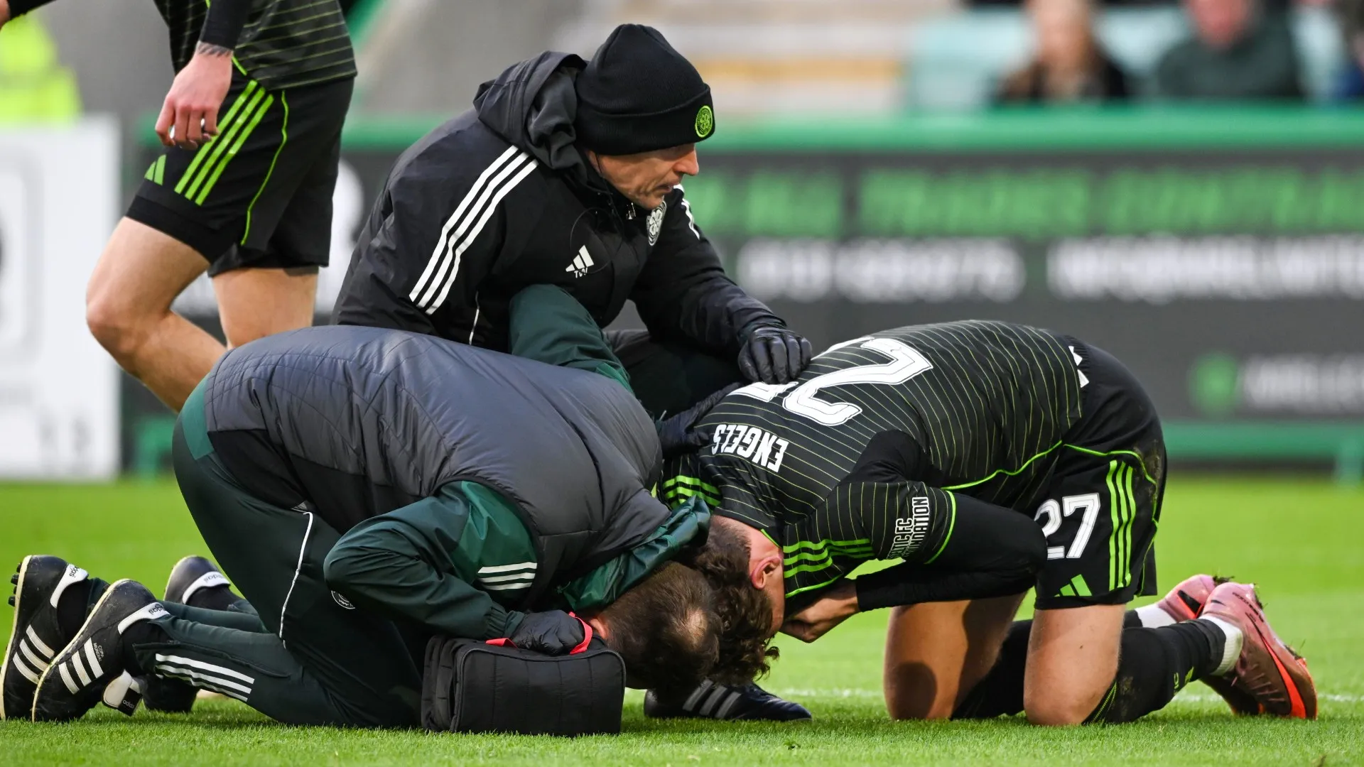 Immediato l'intervento dello staff medico del Celtic che è corso in campo per verificare le condizioni del campione