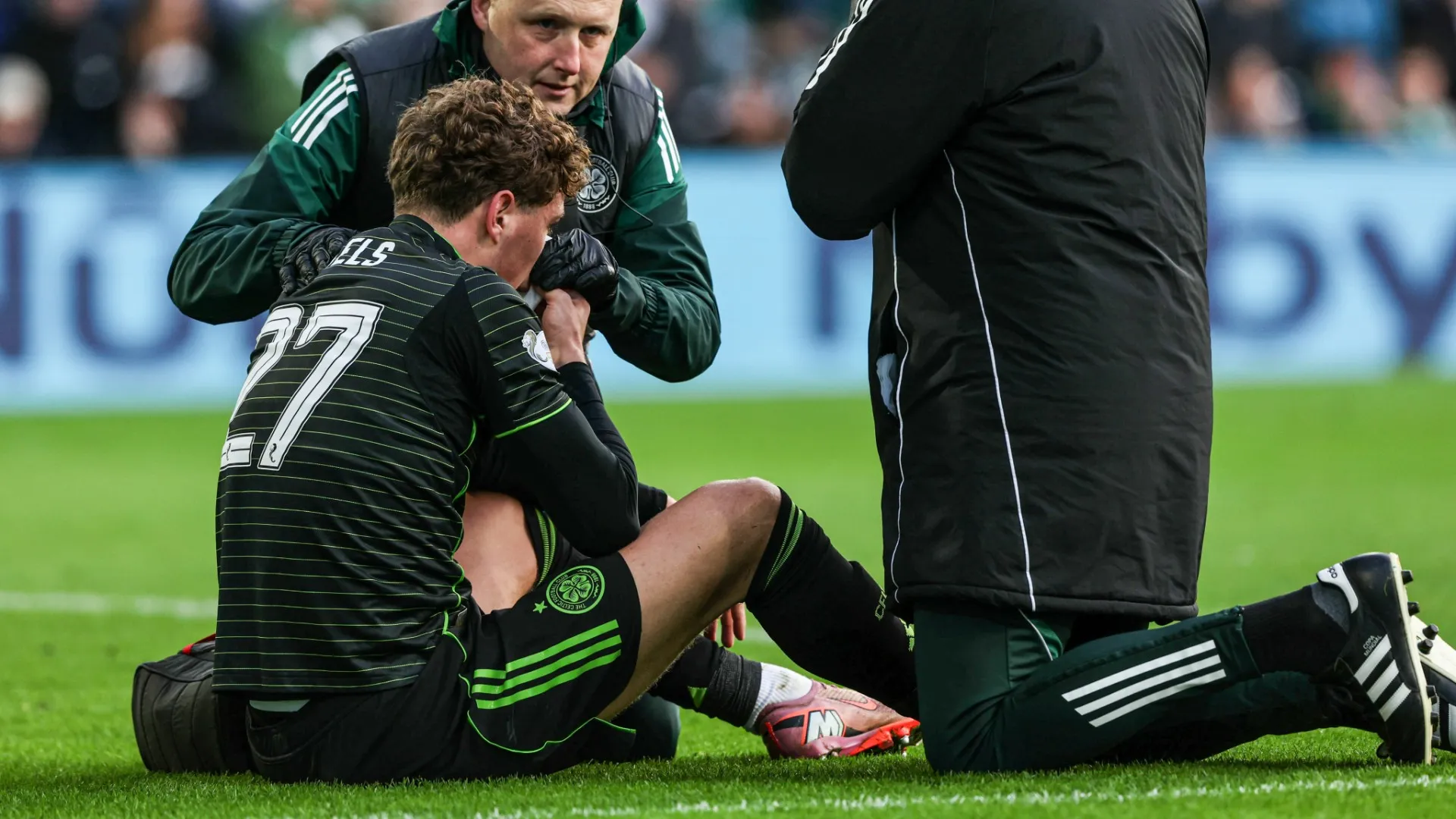 Arne Engels ha perso sangue dal naso e lo staff medico l'ha curato con dei tamponi