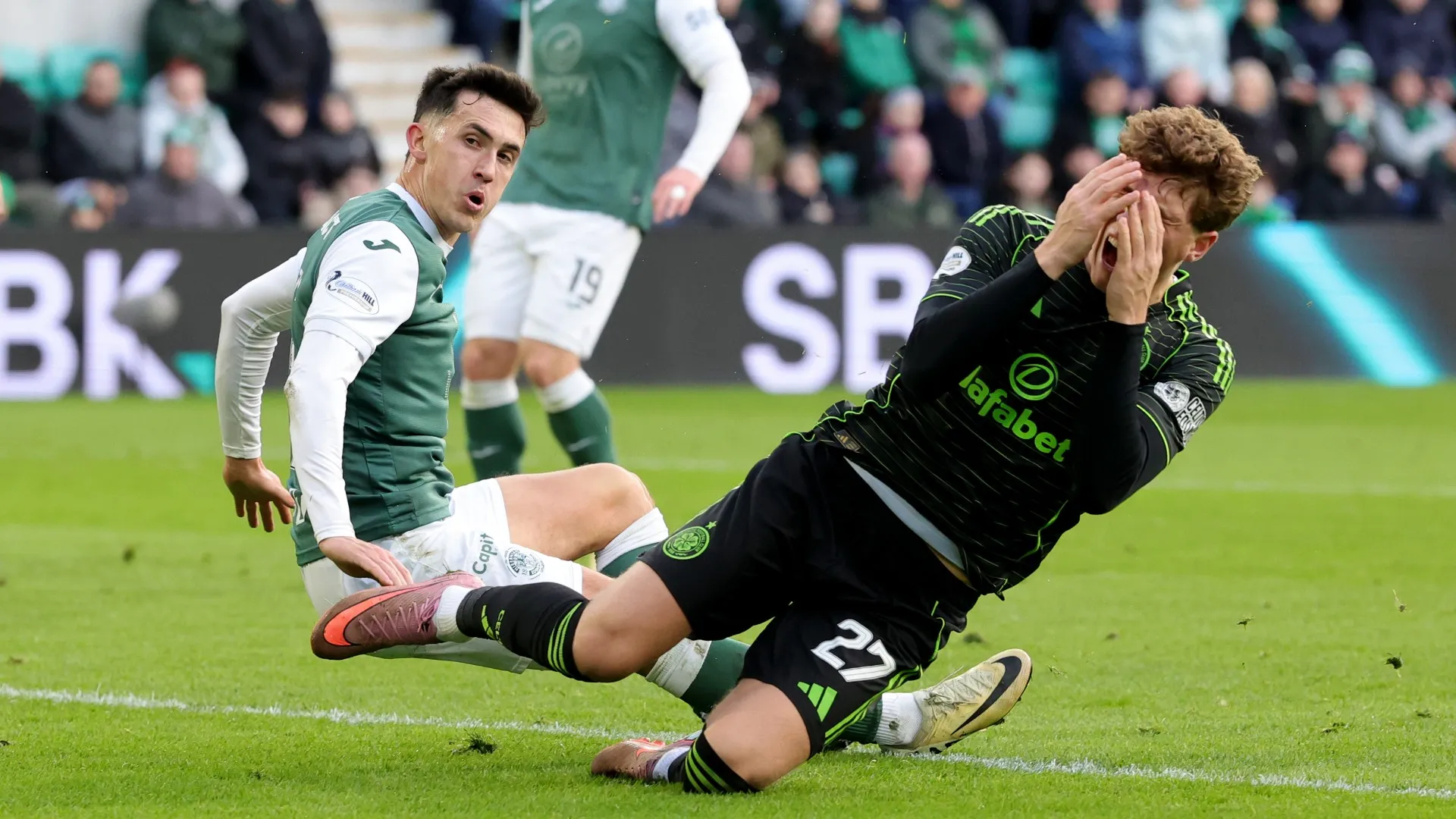 Per segnare si prende una scarpata in faccia: le foto
