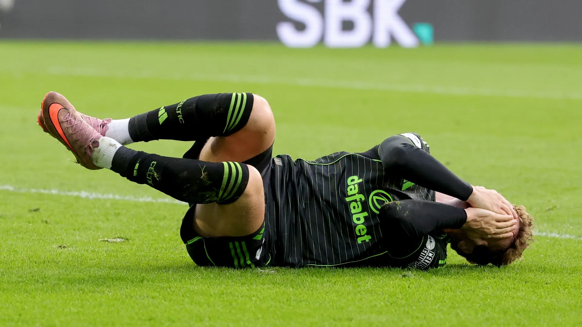 Una scarpata in pieno volto: deve aver fatto malissimo il colpo subìto da Engels