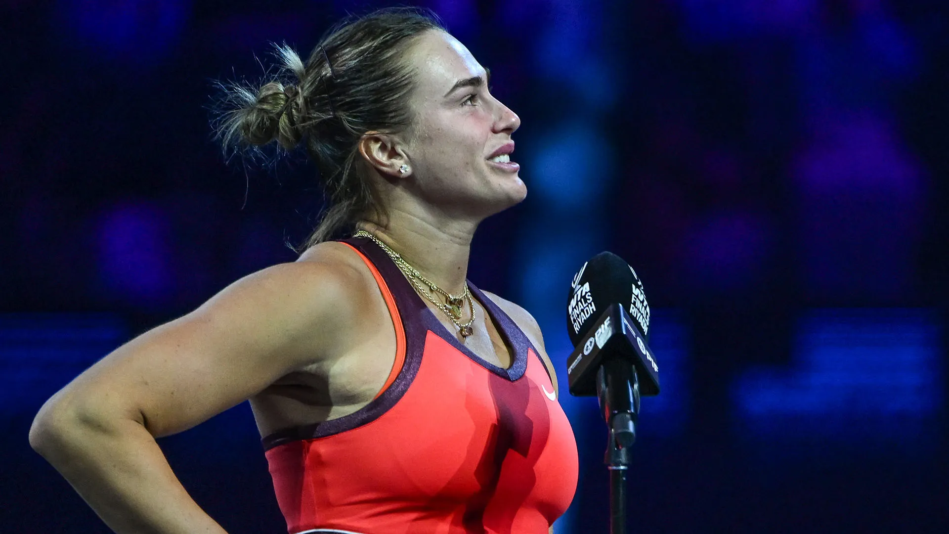 Poi ha ironizzato: "Credo di stare invecchiando. Sto diventando molto sensibile…"