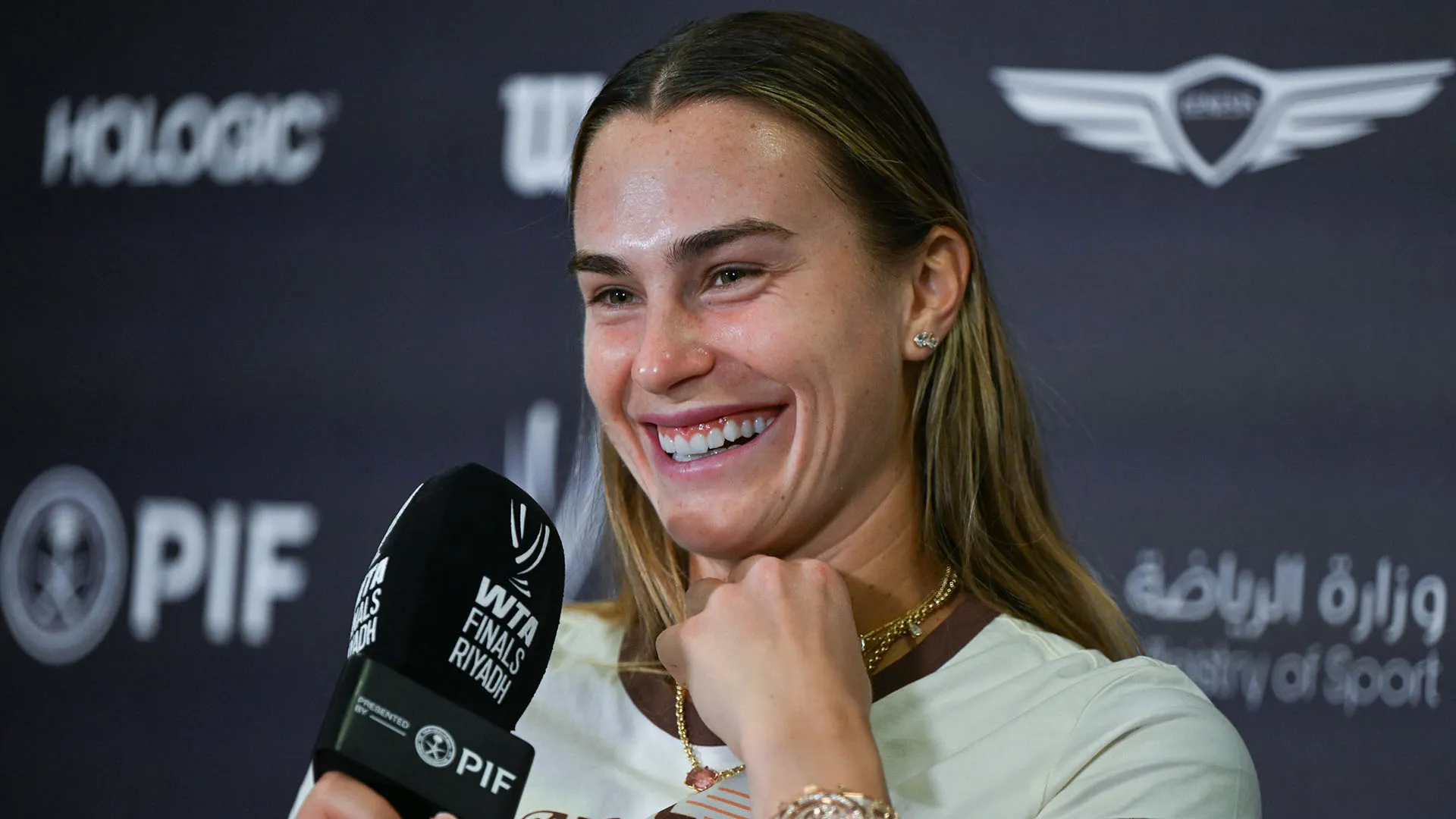 "Facciamo presto - ha detto ai giornalisti -, voglio andare alle Maldive"