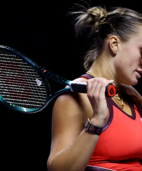 Aryna Sabalenka, clamorosa lite con l’allenatore che abbandona lo stadio: foto