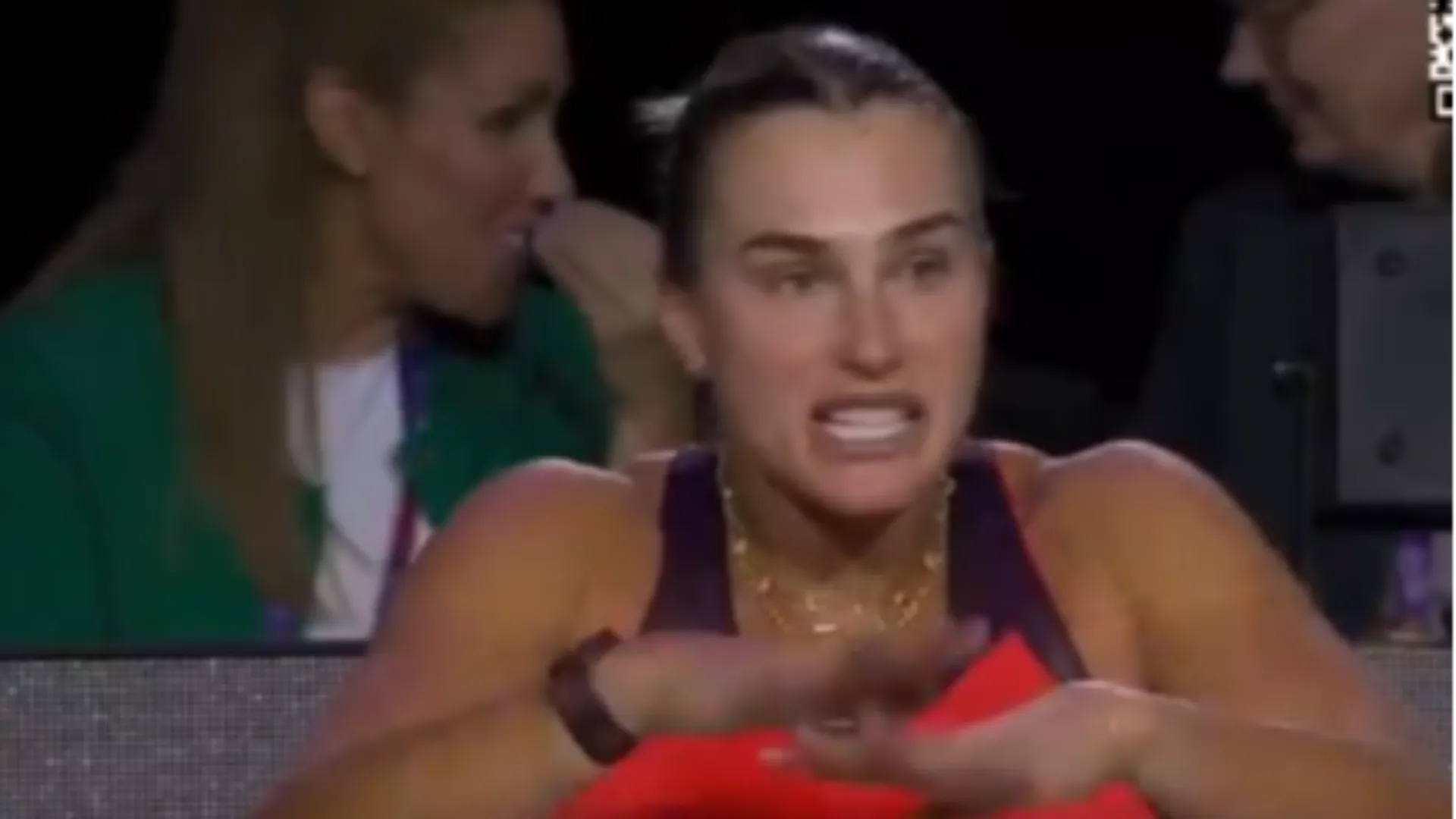 I gesti plateali e i rimproveri della tennista hanno spinto l'allenatore a lasciare il suo posto, abbandonando l'impianto