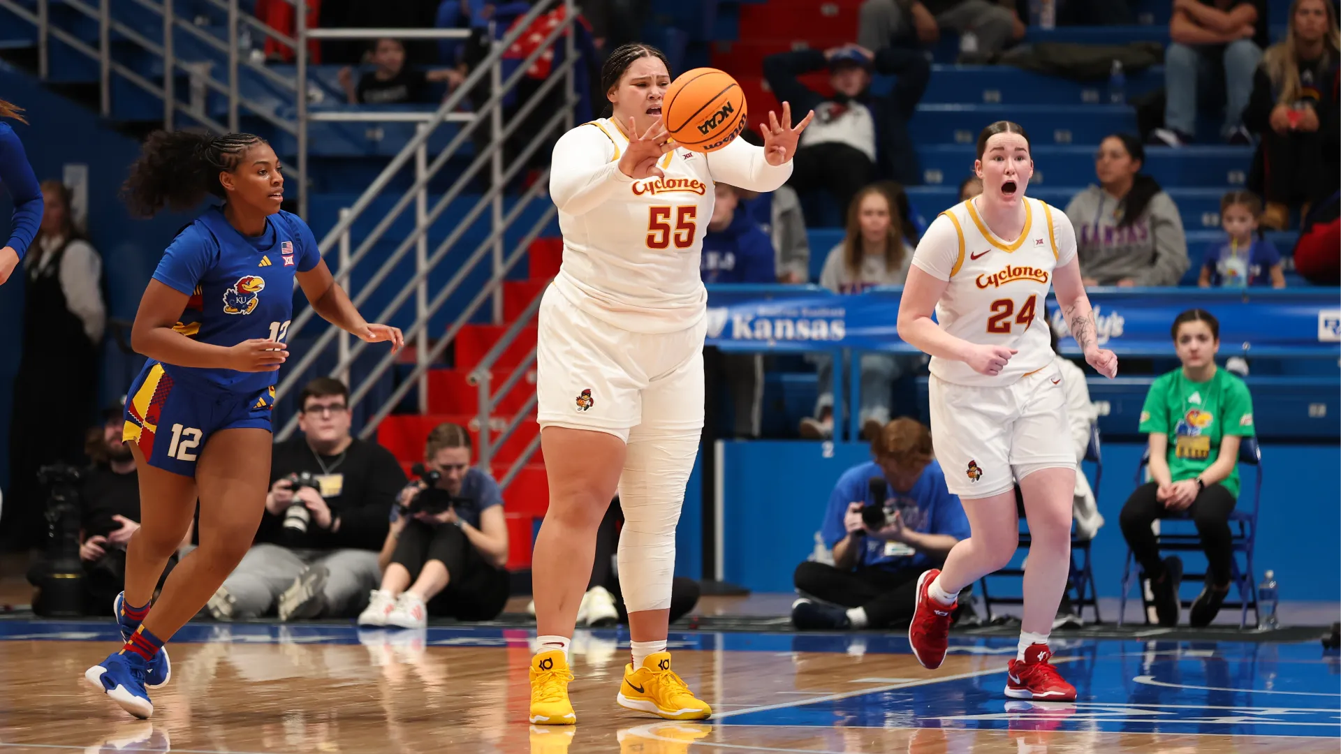 Ha anche una grande passione per la musica: suona la tromba e la batteria
