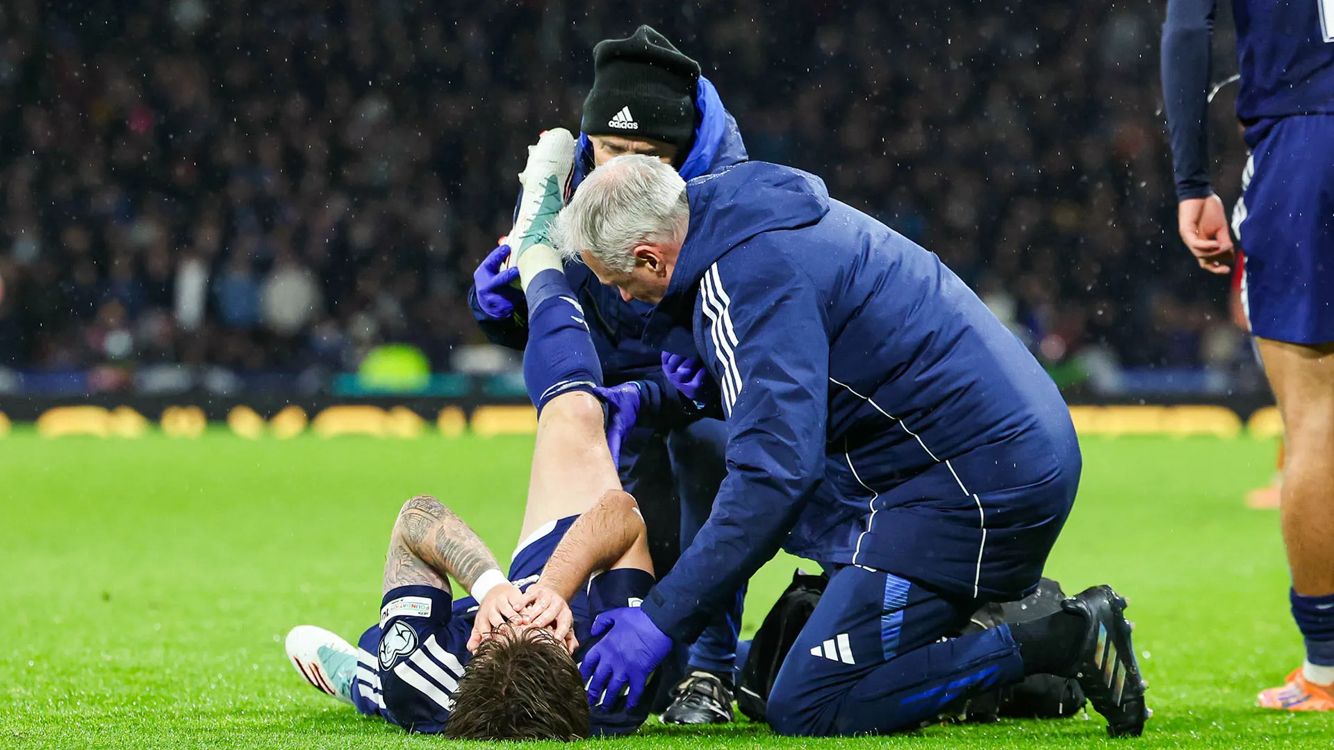 Il campione si è accasciato a terra e si è coperto il volto con le mani