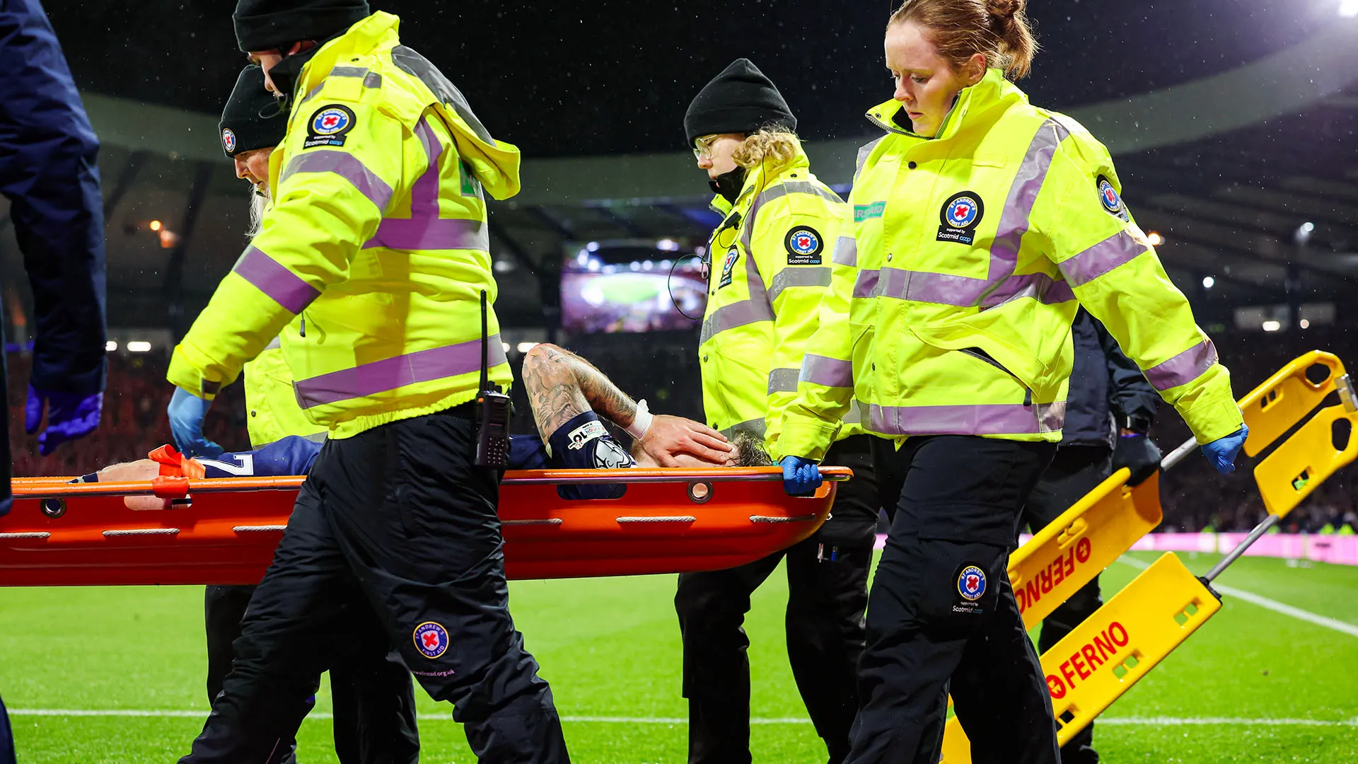 Dopo i primi soccorsi, Ben Gannon-Doak è stato portato fuori dal campo con la barella