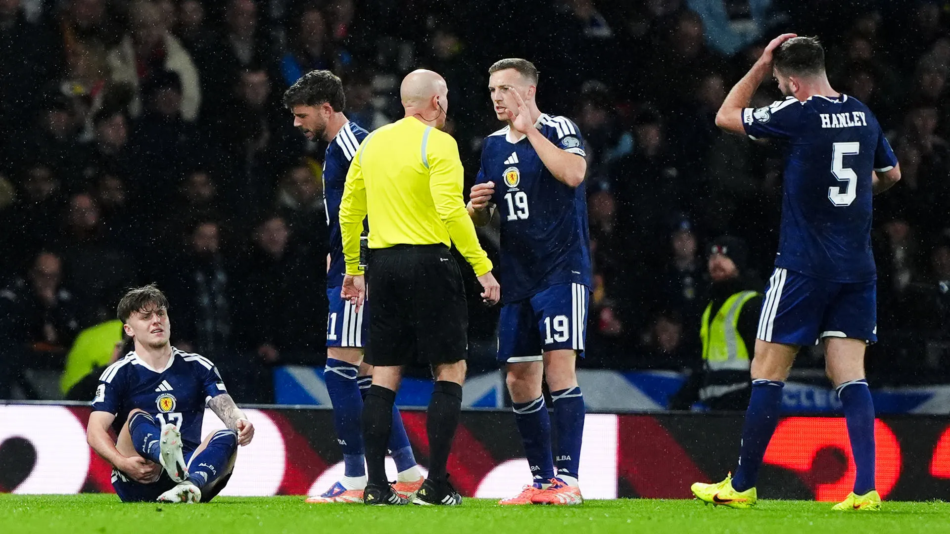 Ben Gannon-Doak ha accusato un problema al ginocchio durante la sfida tra Scozia e Danimarca
