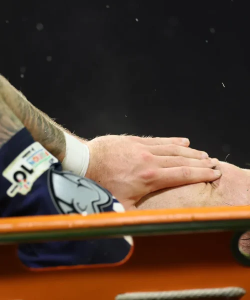 Attimi di terrore a Glasgow: il campione esce disperato in barella. Foto