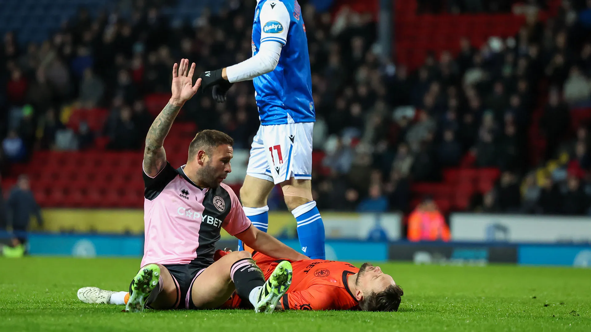 Cook ha colpito il suo portiere in faccia con una violenta ginocchiata