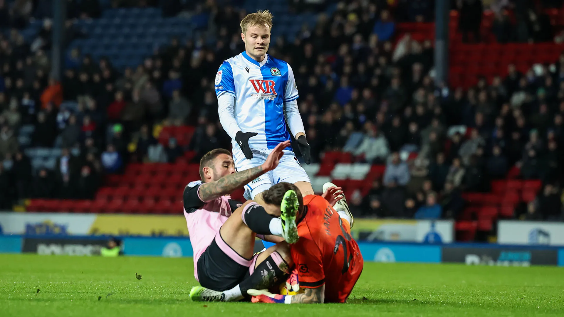 Tantissima paura per Ben Hamer durante la sfida di Championship tra Blackburn Rovers e Queens Park Rangers 
