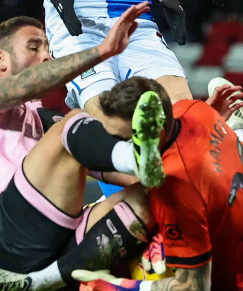 Maschera di sangue dopo il pauroso scontro: le immagini