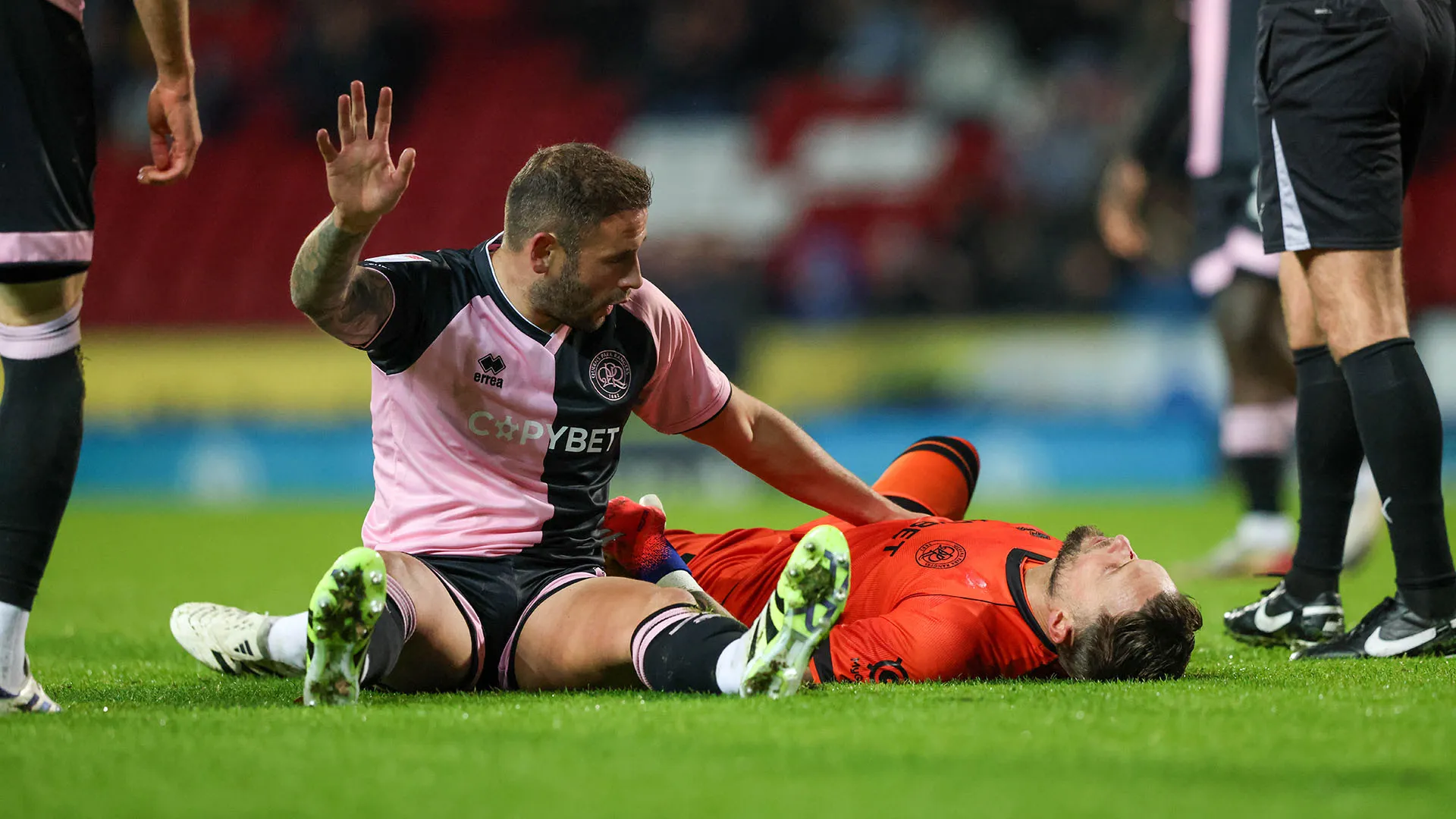 Il difensore del QPR ha immediatamente chiesto all'arbitro di fermare il gioco per permettere i soccorsi a Ben Hamer