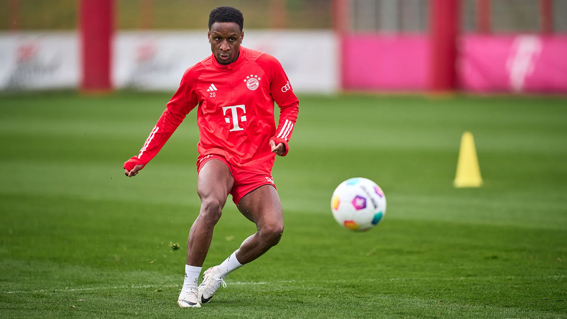 Arrivato nel 2020 dall'Olympique Marsiglia, il terzino senegalese ha fortemente deluso in Germania