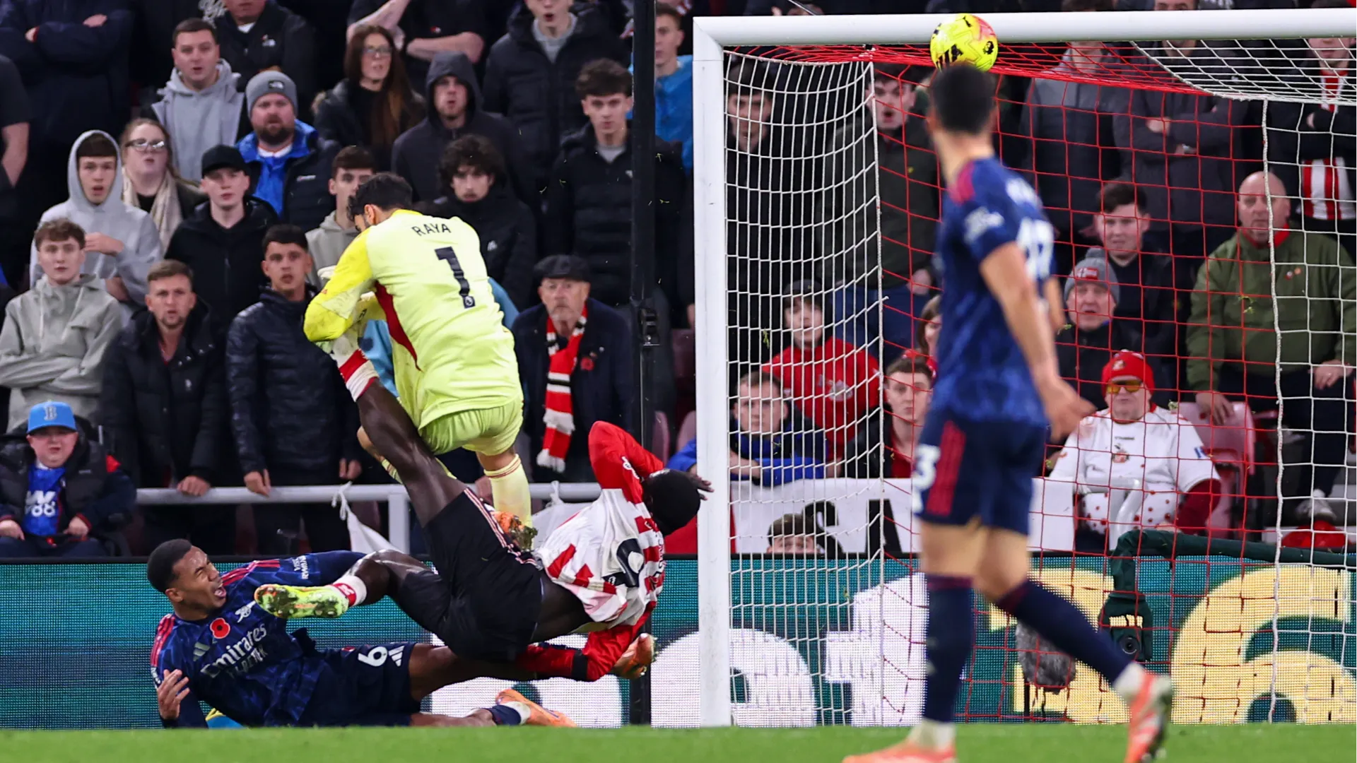 Brobbey ha avuto la meglio su Gabriel e Raya e ha spedito il pallone in rete
