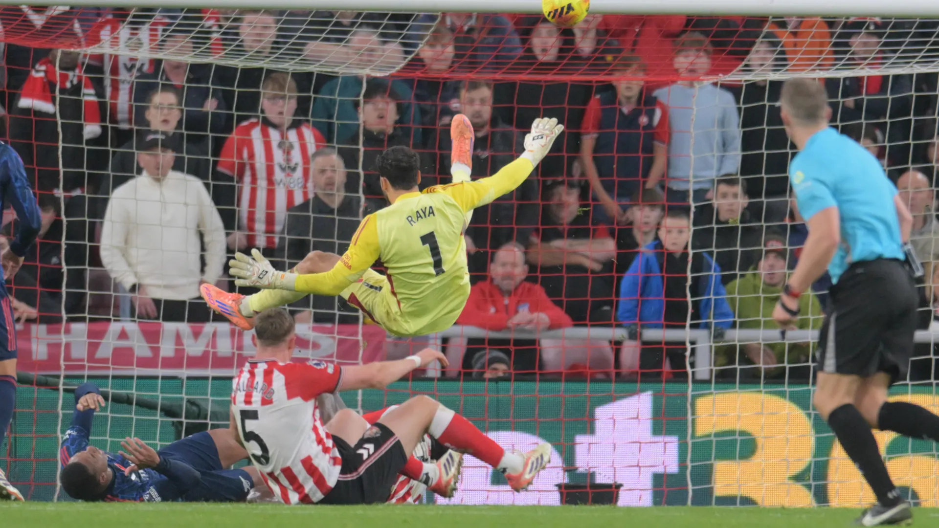 Ne è nato un triplice scontro aereo che ha fatto spaventare i tifosi
