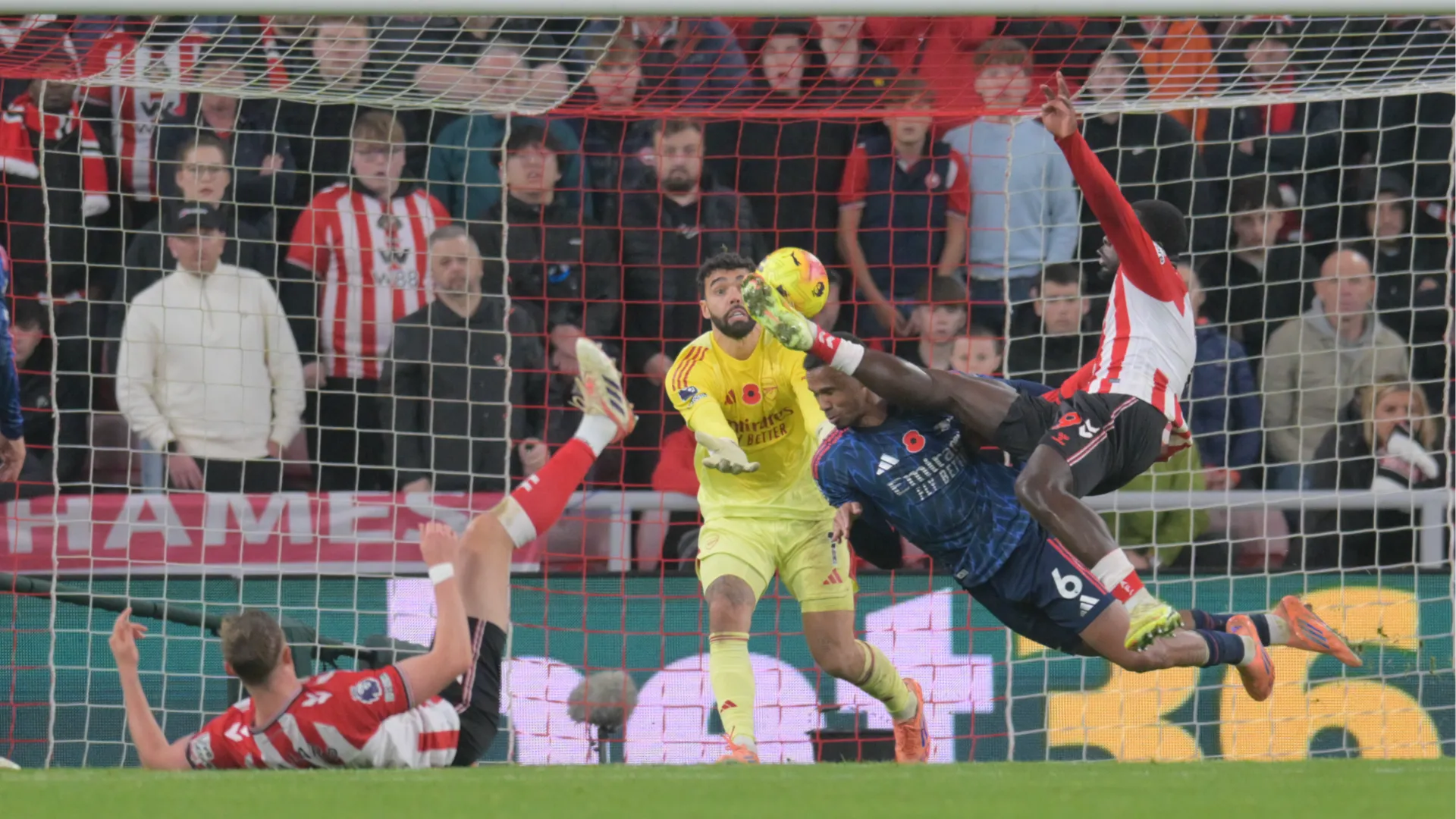 Raya e Gabriel, con grande coraggio, hanno tentato di intercettare il pallone
