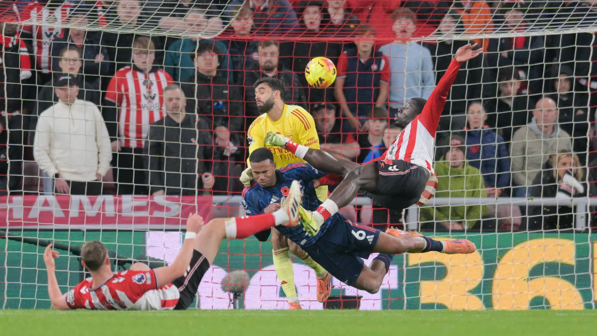 Brobbey è intervenuto su una palla a mezza altezza
