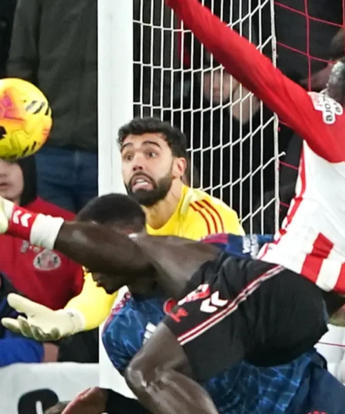 Triplo scontro aereo, alla fine festeggia l’attaccante. Foto