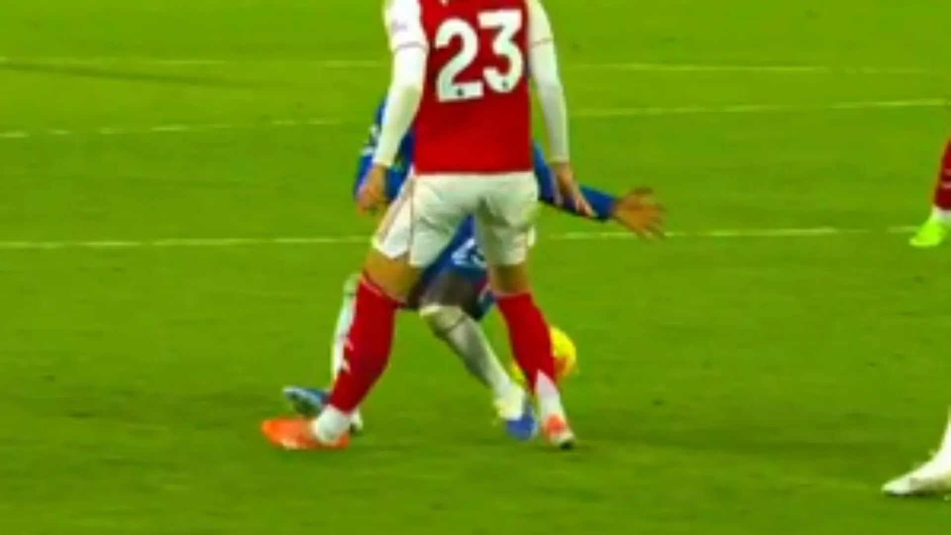 Il questa immagine si vede chiaramente il terribile pestone di Caicedo sulla caviglia del campione dell'Arsenal