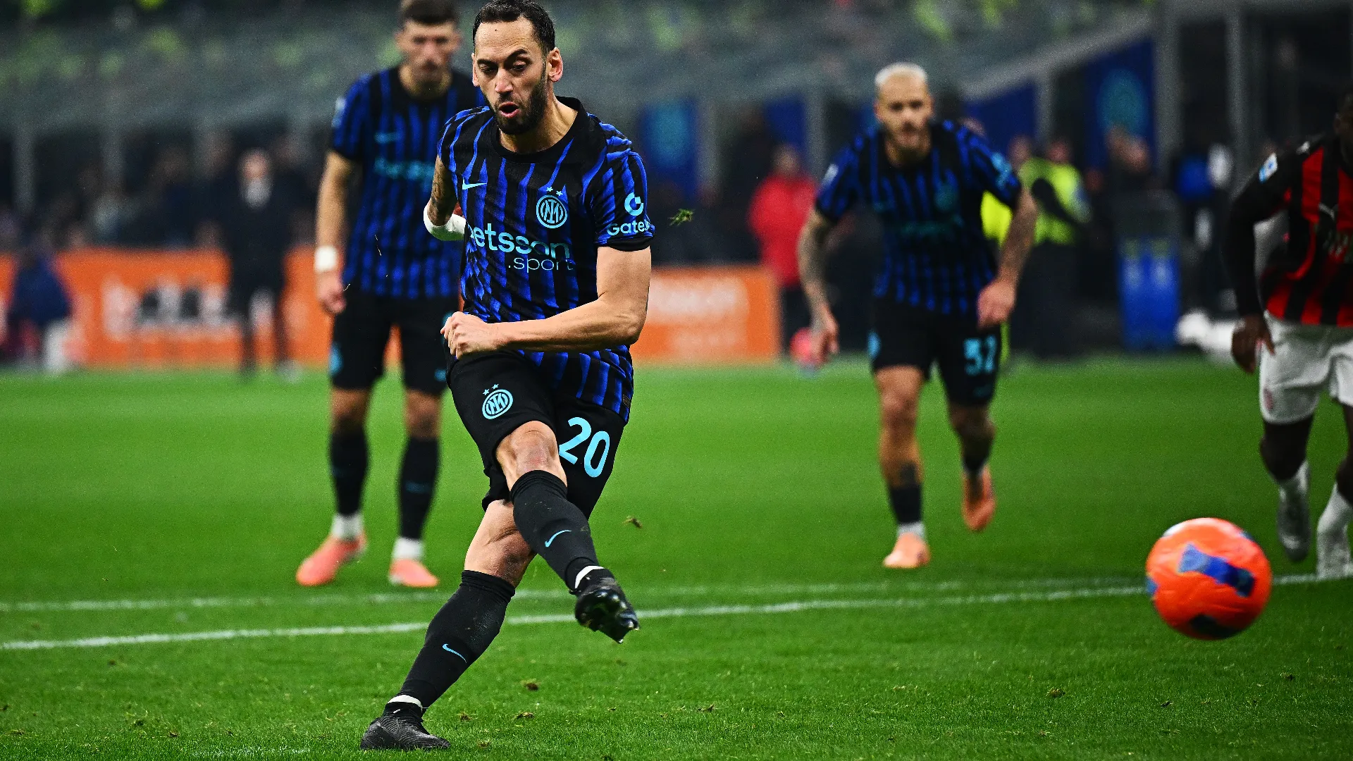 Ha tirato a incrociare, cercando l'angolo basso alla destra del portiere