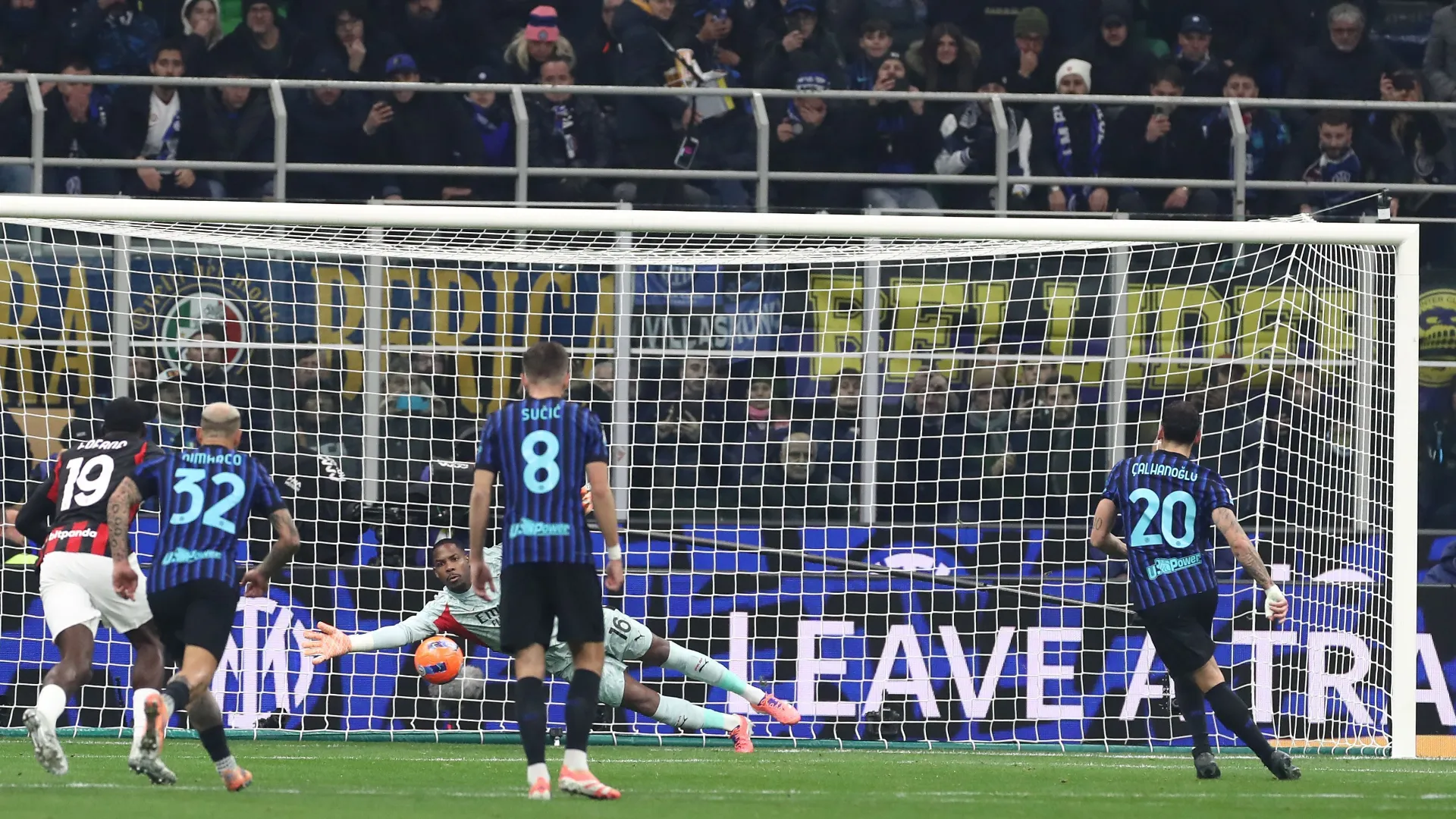 Il turco ha un po' 'strozzato' la palla... 