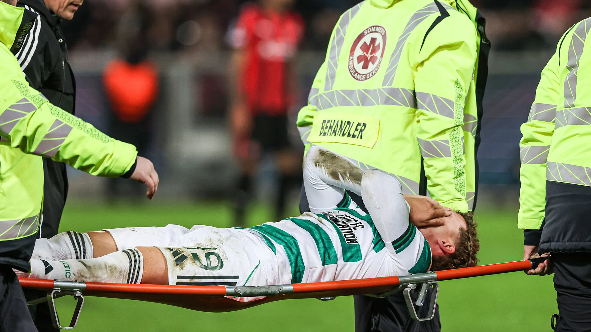 Il giocatore 19enne è stato trasportato fuori dal campo in barella, sempre con le mani sul volto