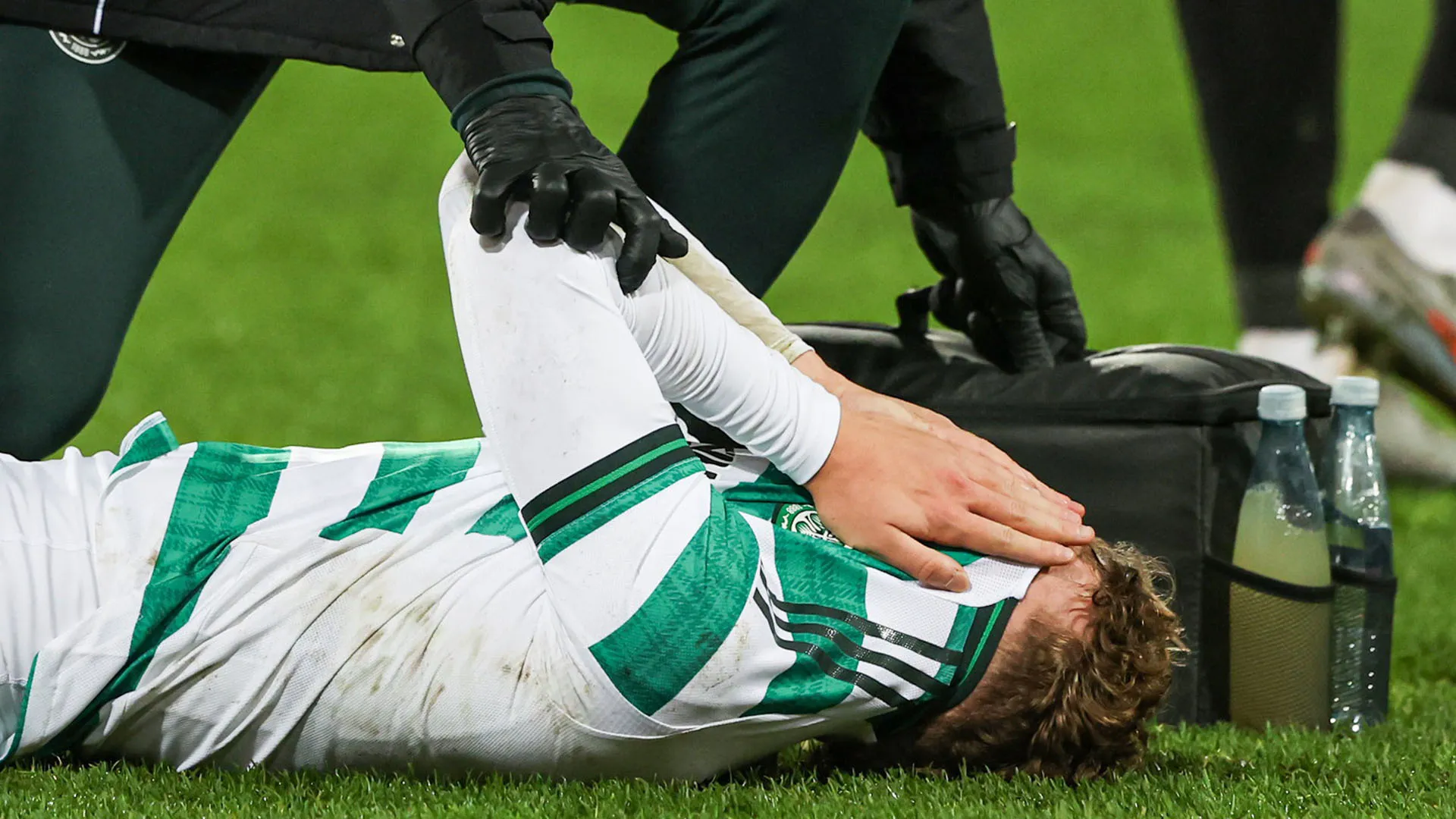 Verso la fine del match di Europa League, Callum Osmand è crollato al suolo