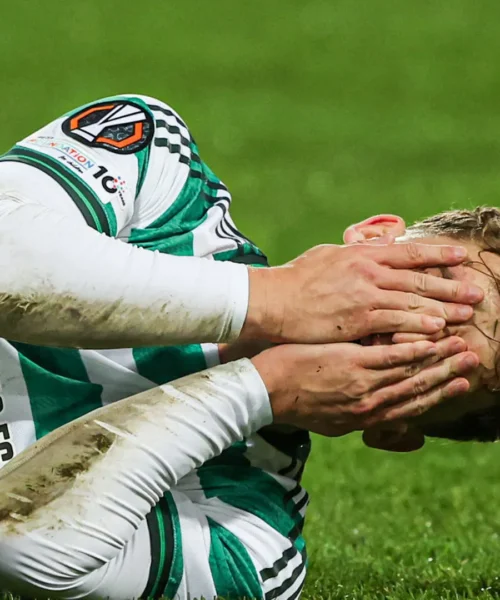 Il giocatore si rifiuta di guardare dopo il terribile infortunio: le foto