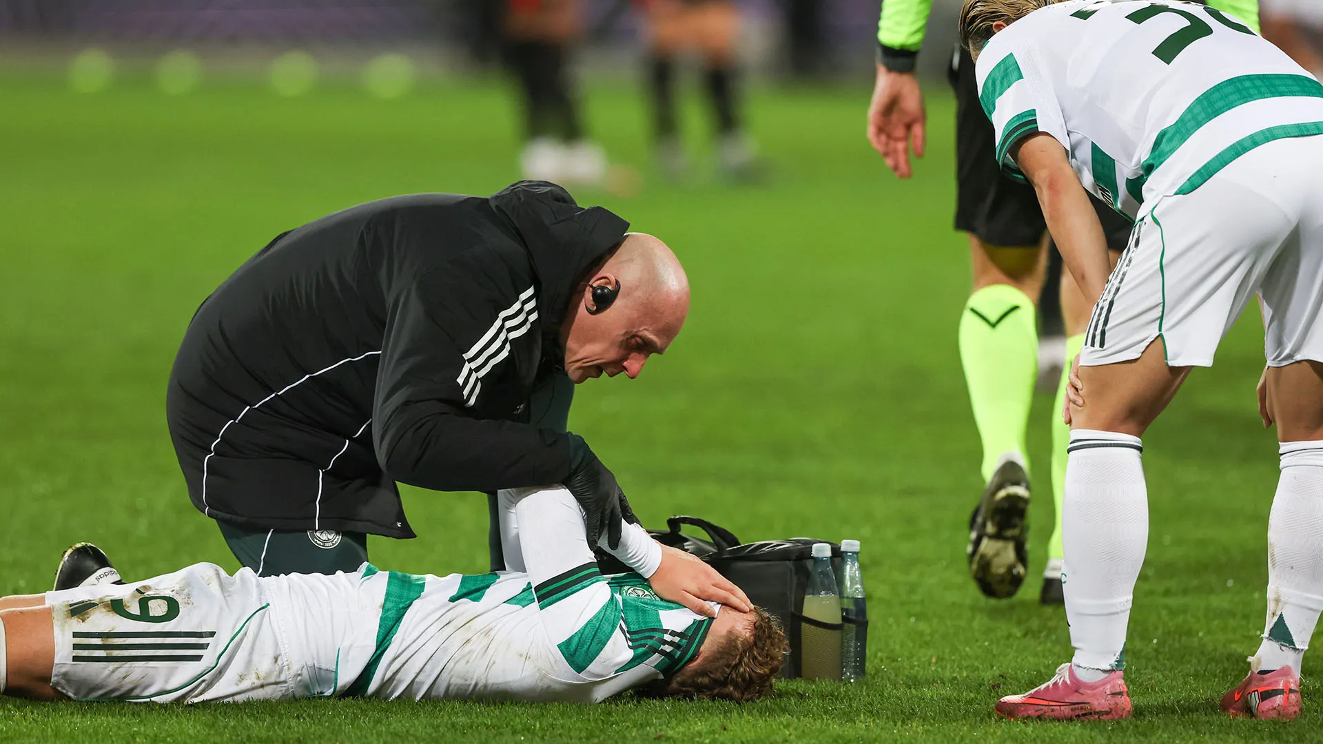 Callum Osmand si è messo le mani in faccia per il dolore, e non le ha mai tolte durante le cure