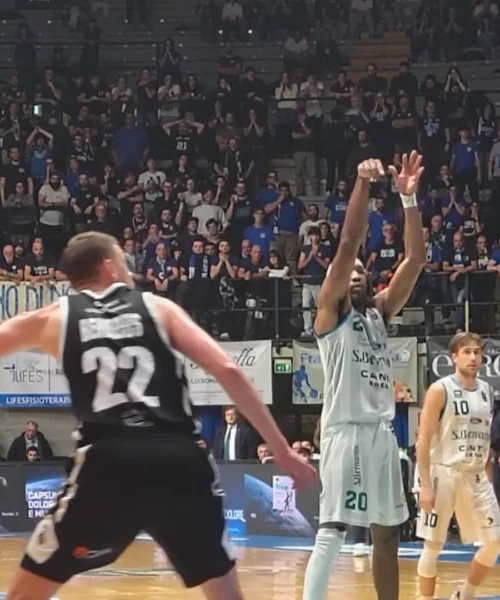 Sneed indemoniato, Cantù la spunta dopo 45 minuti