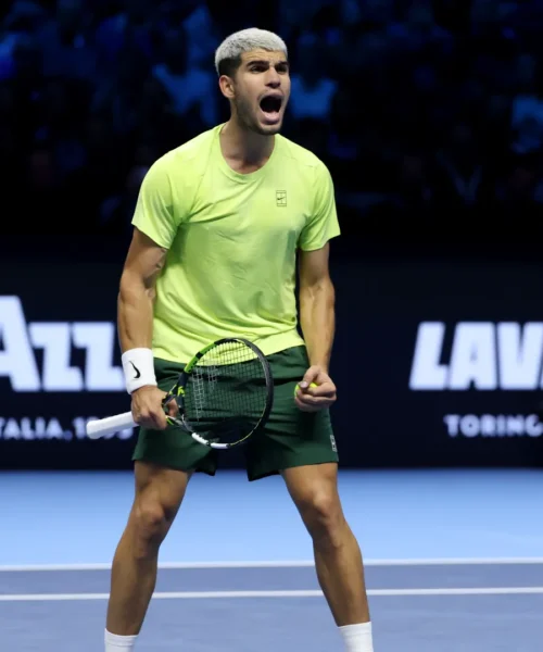 ATP Finals, Carlos Alcaraz elimina Lorenzo Musetti, va in semifinale e blinda il numero 1